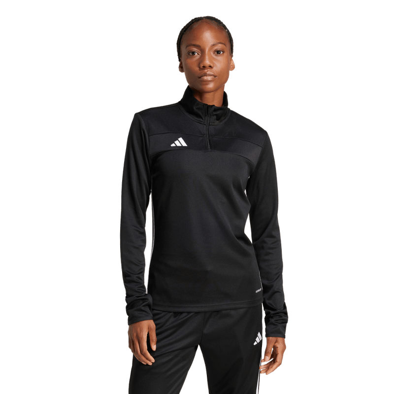 Buzo-adidas-para-mujer-Tiro-Es-Top-W-para-futbol-color-negro.-Frente-Sobre-Modelo