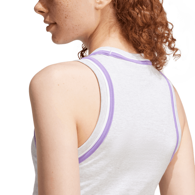 Camiseta-Manga-Sisa-adidas-para-mujer-W-Cb-Cro-Tk-para-moda-color-gris.-Detalle-Reflectivo-Modelo