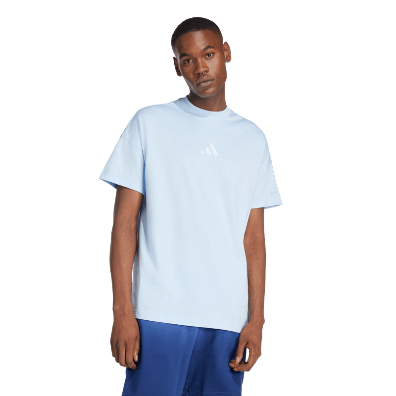 Camiseta-Manga-Corta-adidas-para-hombre-M-A-Szn-T-para-moda-color-azul.-Frente-Sobre-Modelo