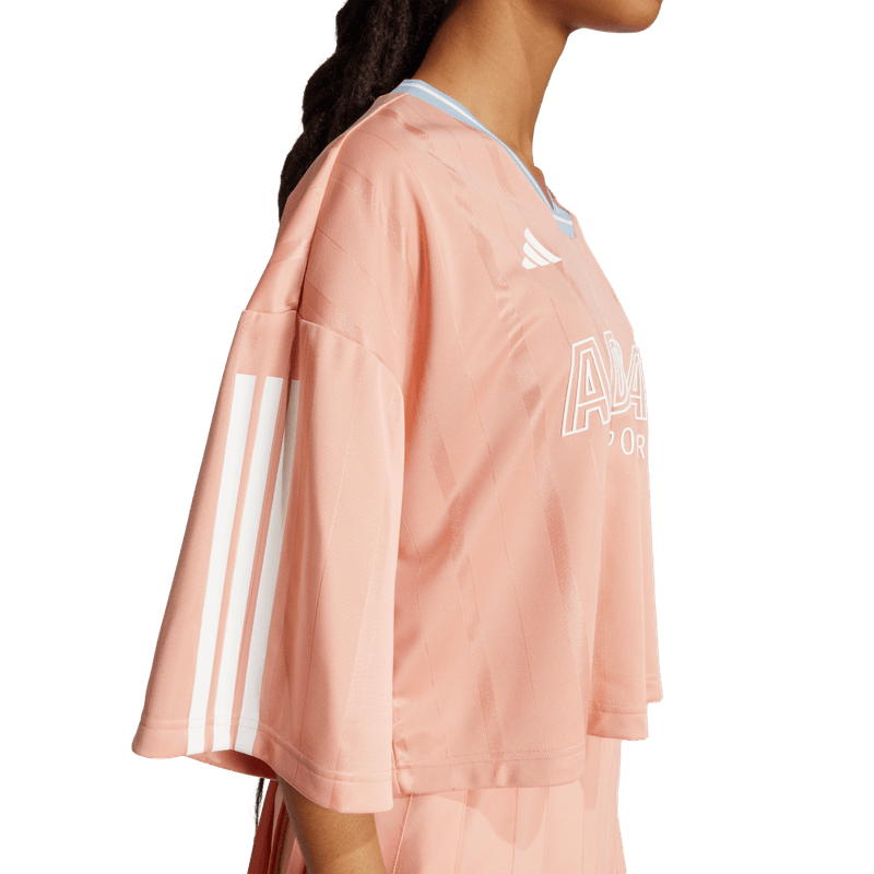 Camiseta-Manga-Corta-adidas-para-mujer-W-Tiro-Q2-Bf-T-para-moda-color-multicolor.-Lateral-Sobre-Modelo