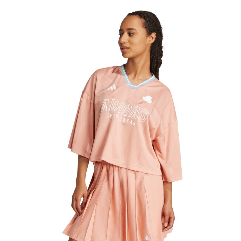 Camiseta-Manga-Corta-adidas-para-mujer-W-Tiro-Q2-Bf-T-para-moda-color-multicolor.-Frente-Sobre-Modelo