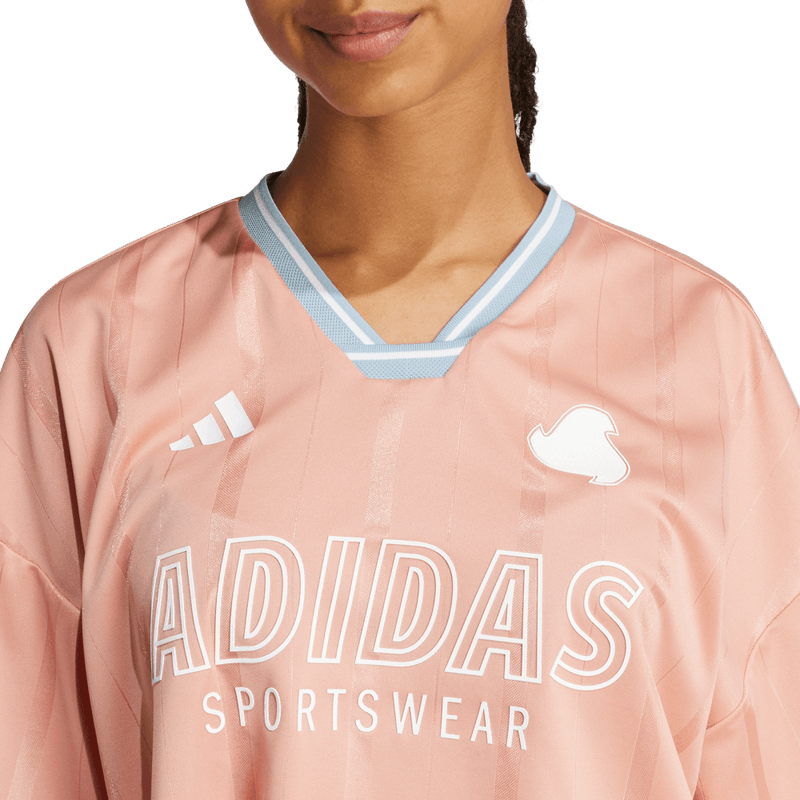 Camiseta-Manga-Corta-adidas-para-mujer-W-Tiro-Q2-Bf-T-para-moda-color-multicolor.-Detalle-Reflectivo-Modelo