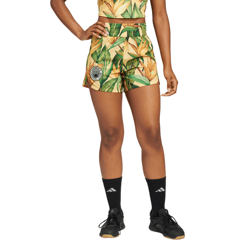 Pantaloneta-adidas-para-mujer-Farm-Shorts-para-entrenamiento-color-multicolor.-Frente-Sobre-Modelo