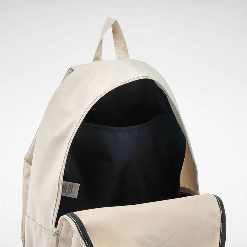 Morral-reebok-unisex-Myt-Backpack-para-entrenamiento-color-beige.-Sobre-Modelo