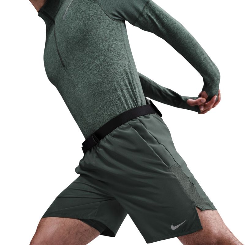 Pantaloneta-nike-para-hombre-M-Nk-Df-Challenger-Short-72In1-para-correr-color-verde.-Detalle-1