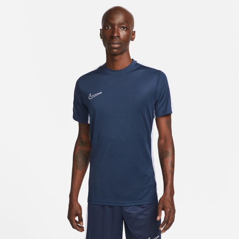 Camiseta-Manga-Corta-nike-para-hombre-M-Nk-Df-Acd23-Top-Ss-Br-para-futbol-color-azul.-Frente-Sobre-Modelo