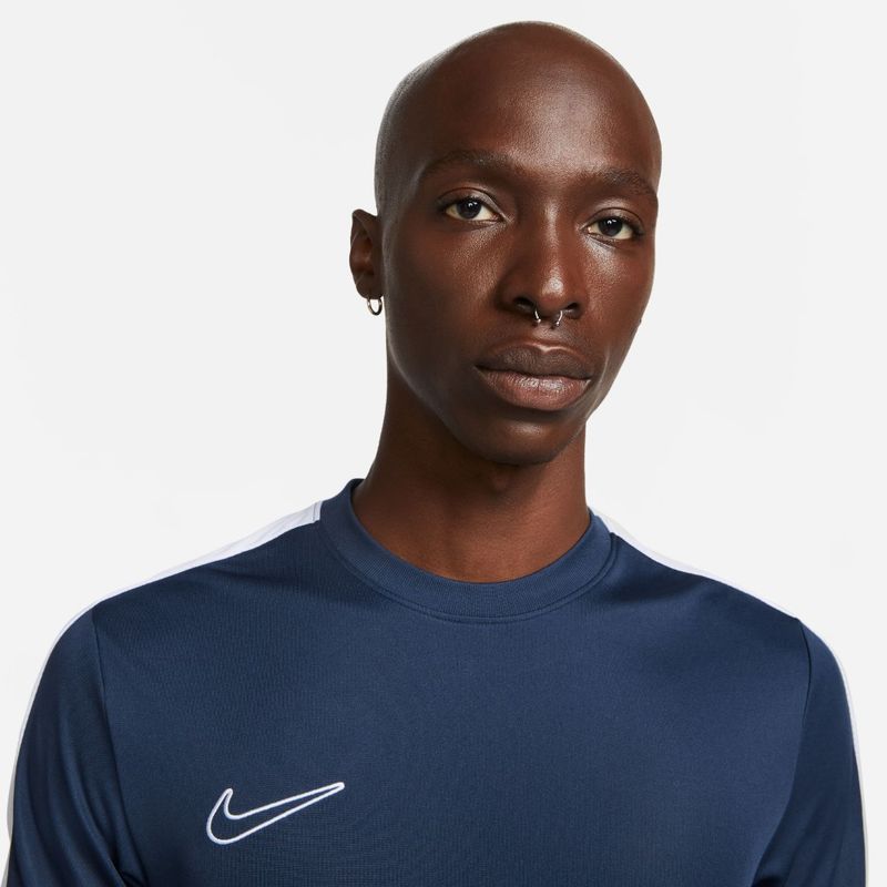 Camiseta-Manga-Corta-nike-para-hombre-M-Nk-Df-Acd23-Top-Ss-Br-para-futbol-color-azul.-Reverso-Sobre-Modelo