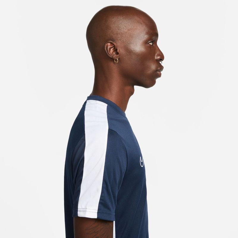 Camiseta-Manga-Corta-nike-para-hombre-M-Nk-Df-Acd23-Top-Ss-Br-para-futbol-color-azul.-Reverso-Sobre-Modelo-2