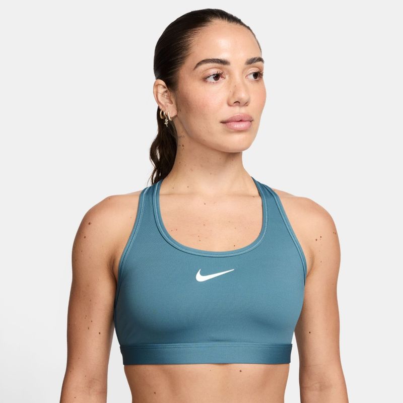Top-nike-para-mujer-W-Nk-Swsh-Med-Spt-Bra-para-entrenamiento-color-gris.-Frente-Sobre-Modelo