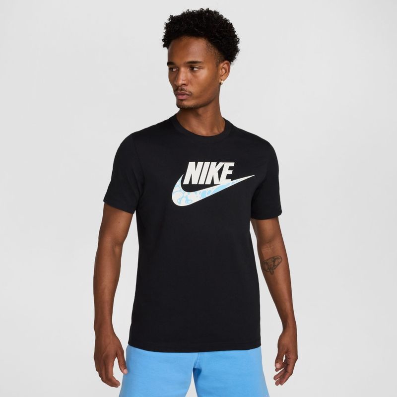 Camiseta-Manga-Corta-nike-para-hombre-M-Nsw-Tee-12Mo-Futura--Fs-para-moda-color-negro.-Frente-Sobre-Modelo
