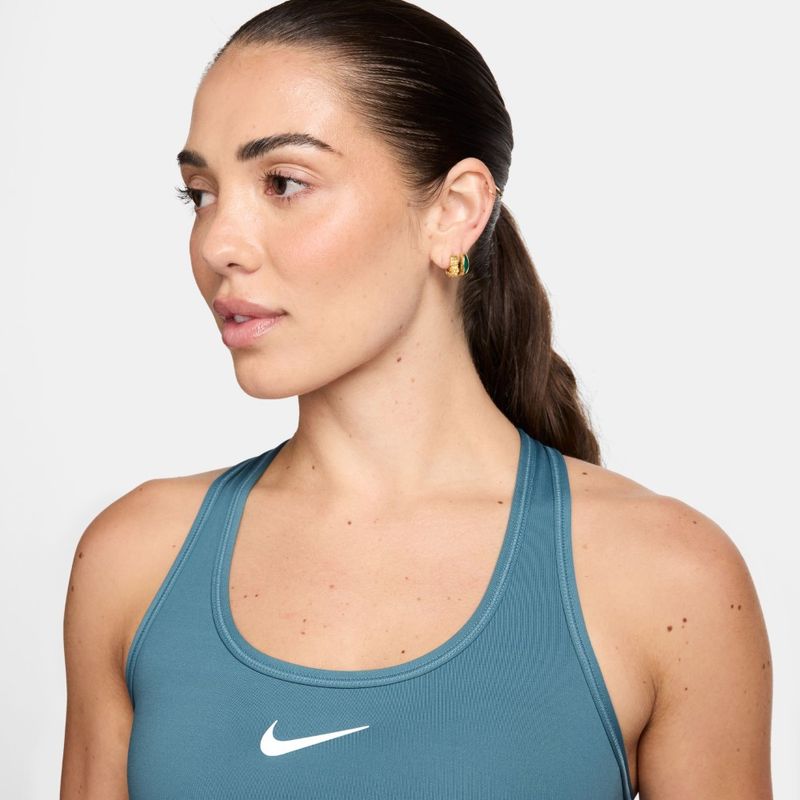Top-nike-para-mujer-W-Nk-Swsh-Med-Spt-Bra-para-entrenamiento-color-gris.-Reverso-Sobre-Modelo