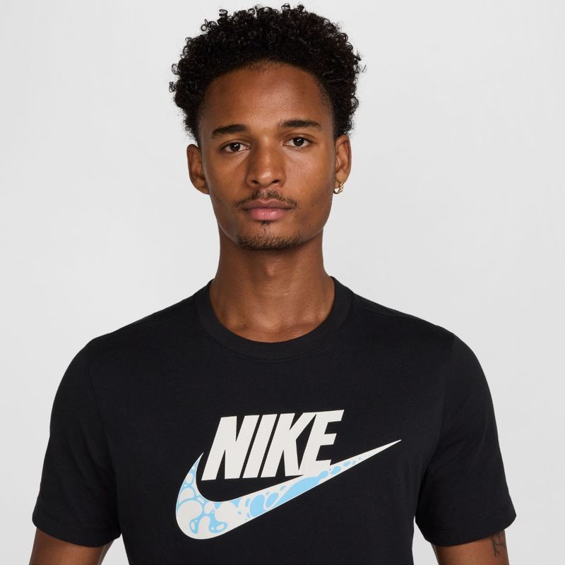 Camiseta-Manga-Corta-nike-para-hombre-M-Nsw-Tee-12Mo-Futura--Fs-para-moda-color-negro.-Reverso-Sobre-Modelo
