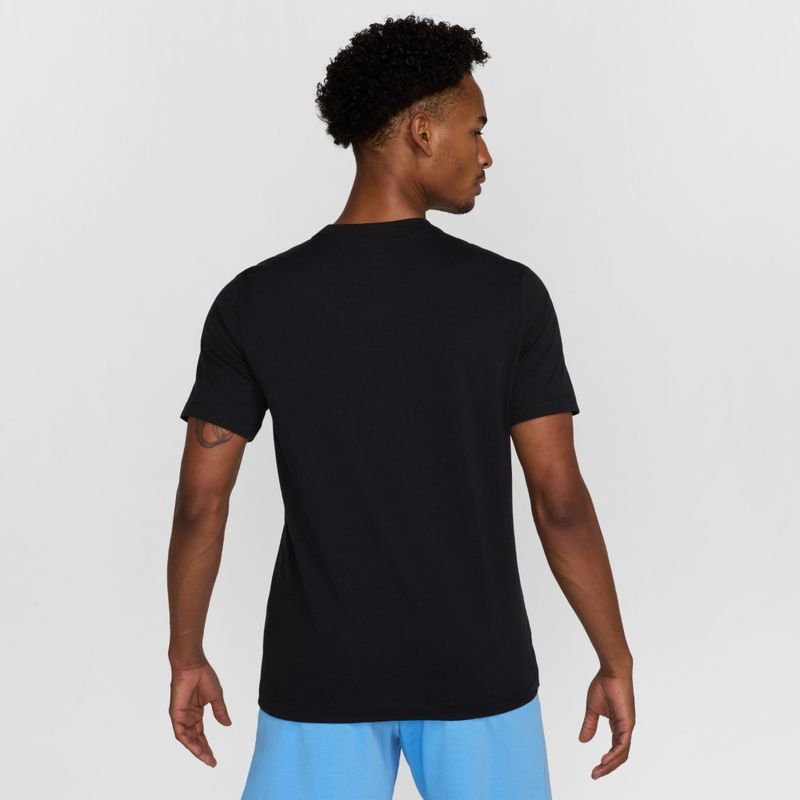 Camiseta-Manga-Corta-nike-para-hombre-M-Nsw-Tee-12Mo-Futura--Fs-para-moda-color-negro.-Reverso-Sobre-Modelo