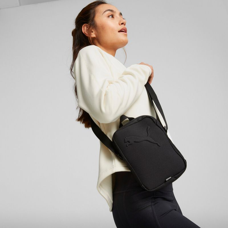 Bolso-puma-para-hombre-Puma-Buzz-Portable-para-moda-color-negro.-Frente-Sobre-Modelo
