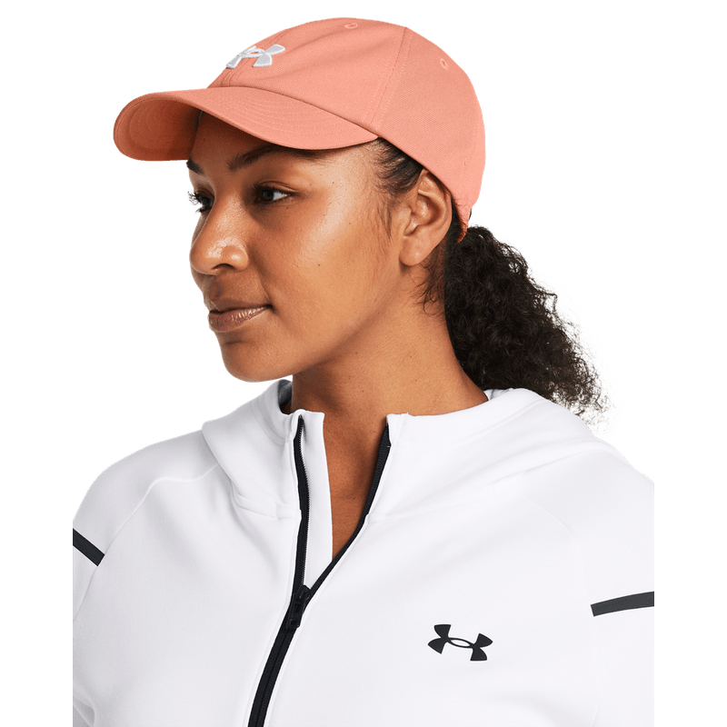 Gorra-under-armour-para-mujer-Womens-Ua-Blitzing-para-entrenamiento-color-rosado.-Frente-Sobre-Modelo