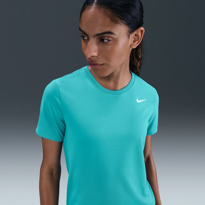 Camiseta-Manga-Corta-nike-para-mujer-W-Nk-Df-Rlgd-Ss-Tee-para-entrenamiento-color-verde.-Frente-Sobre-Modelo