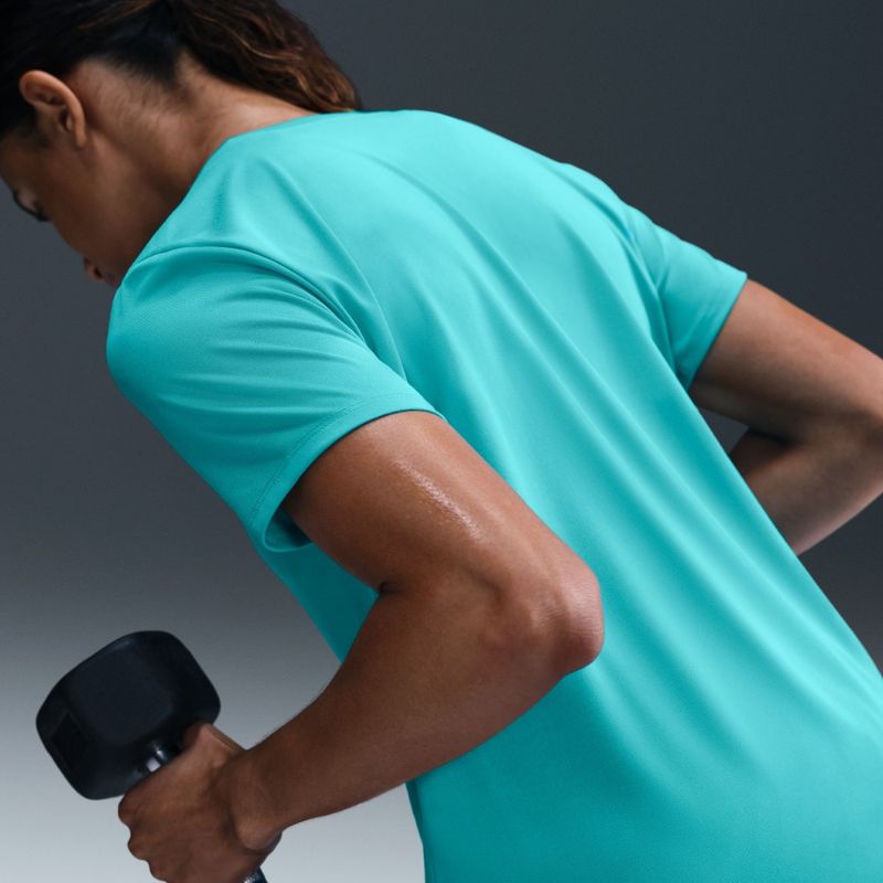 Camiseta-Manga-Corta-nike-para-mujer-W-Nk-Df-Rlgd-Ss-Tee-para-entrenamiento-color-verde.-Reverso-Sobre-Modelo