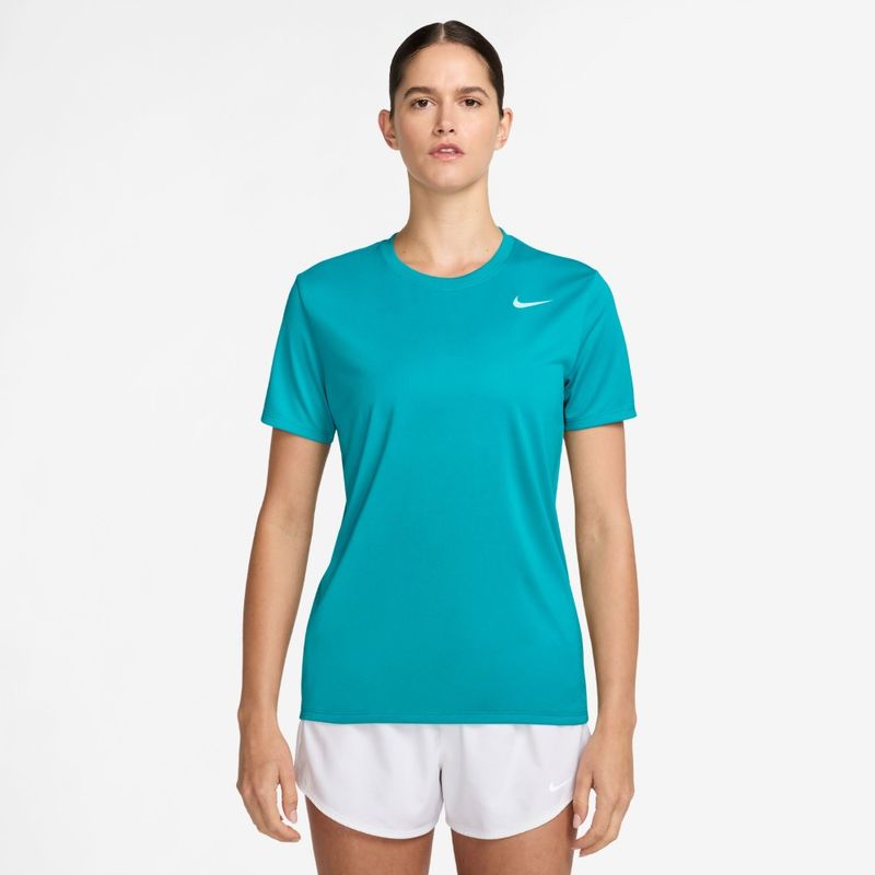 Camiseta-Manga-Corta-nike-para-mujer-W-Nk-Df-Rlgd-Ss-Tee-para-entrenamiento-color-verde.-Frente-Sobre-Modelo