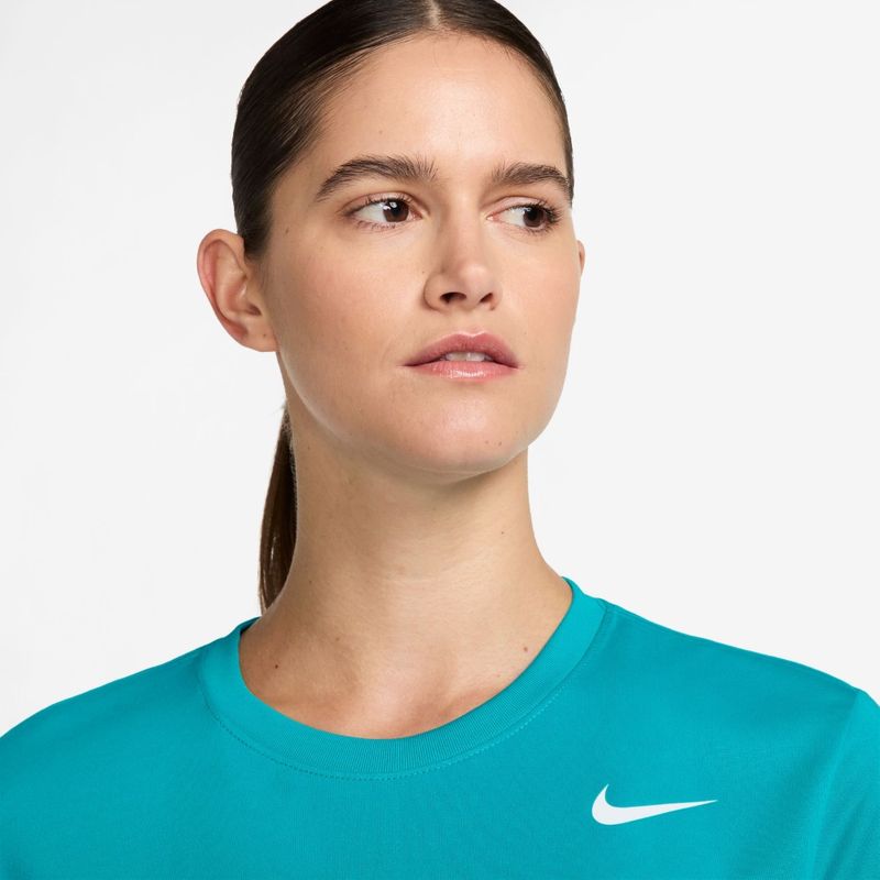 Camiseta-Manga-Corta-nike-para-mujer-W-Nk-Df-Rlgd-Ss-Tee-para-entrenamiento-color-verde.-Reverso-Sobre-Modelo