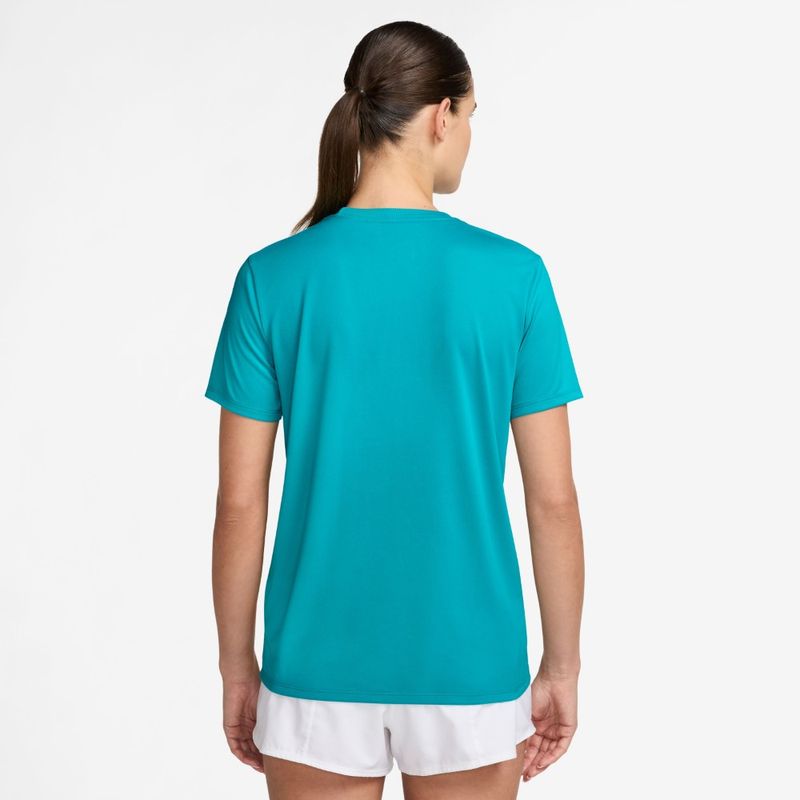 Camiseta-Manga-Corta-nike-para-mujer-W-Nk-Df-Rlgd-Ss-Tee-para-entrenamiento-color-verde.-Reverso-Sobre-Modelo
