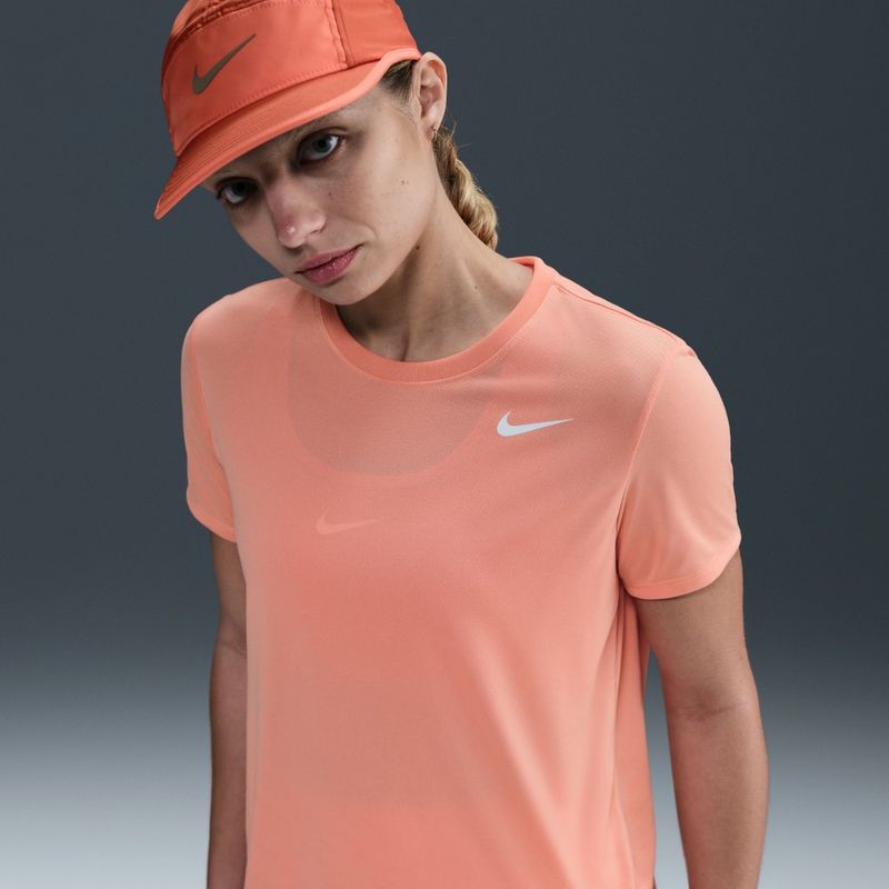 Camiseta-Manga-Corta-nike-para-mujer-W-Nk-Df-Rlgd-Ss-Tee-para-entrenamiento-color-naranja.-Frente-Sobre-Modelo