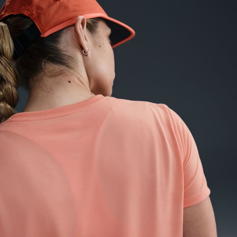 Camiseta-Manga-Corta-nike-para-mujer-W-Nk-Df-Rlgd-Ss-Tee-para-entrenamiento-color-naranja.-Reverso-Sobre-Modelo