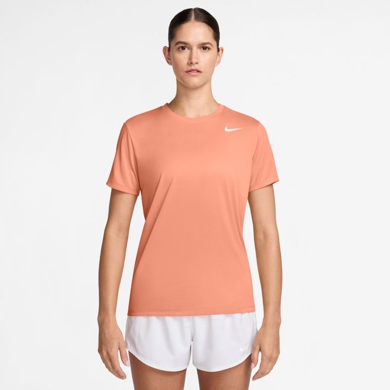 Camiseta-Manga-Corta-nike-para-mujer-W-Nk-Df-Rlgd-Ss-Tee-para-entrenamiento-color-naranja.-Frente-Sobre-Modelo