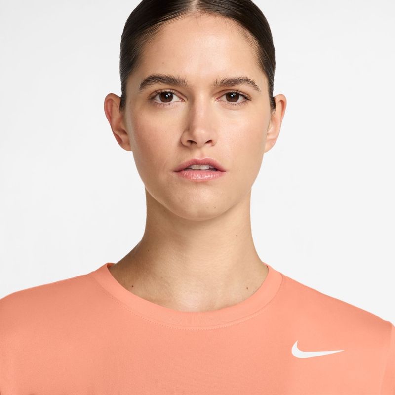 Camiseta-Manga-Corta-nike-para-mujer-W-Nk-Df-Rlgd-Ss-Tee-para-entrenamiento-color-naranja.-Reverso-Sobre-Modelo