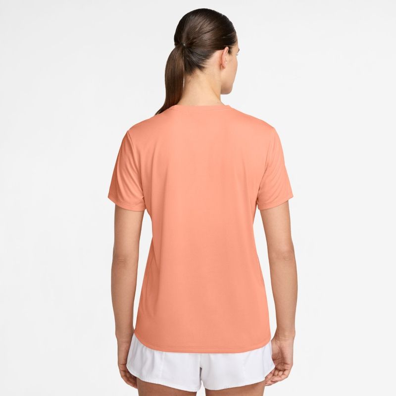 Camiseta-Manga-Corta-nike-para-mujer-W-Nk-Df-Rlgd-Ss-Tee-para-entrenamiento-color-naranja.-Reverso-Sobre-Modelo