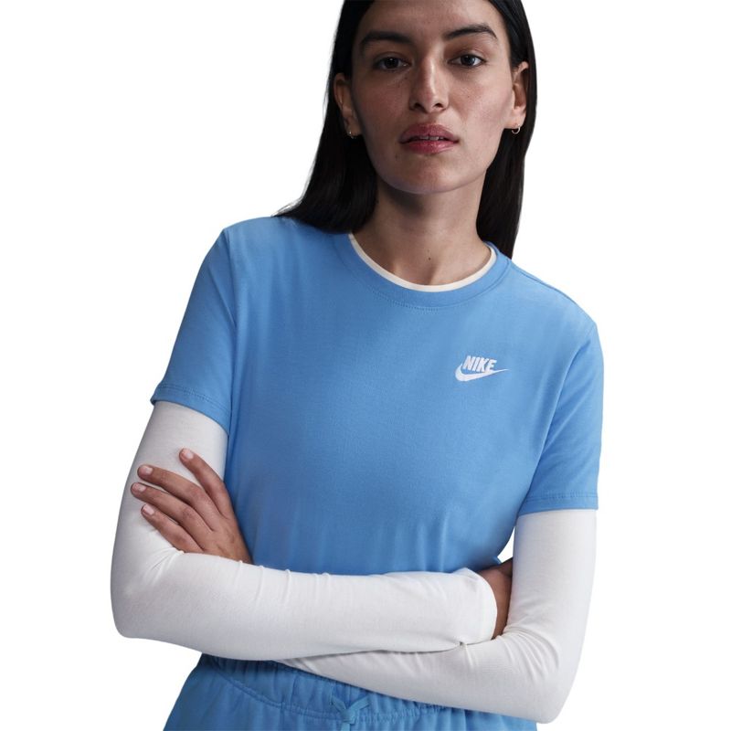 Camiseta-Manga-Corta-nike-para-mujer-W-Nsw-Club-Ss-Tee-para-moda-color-azul.-Reverso-Sobre-Modelo