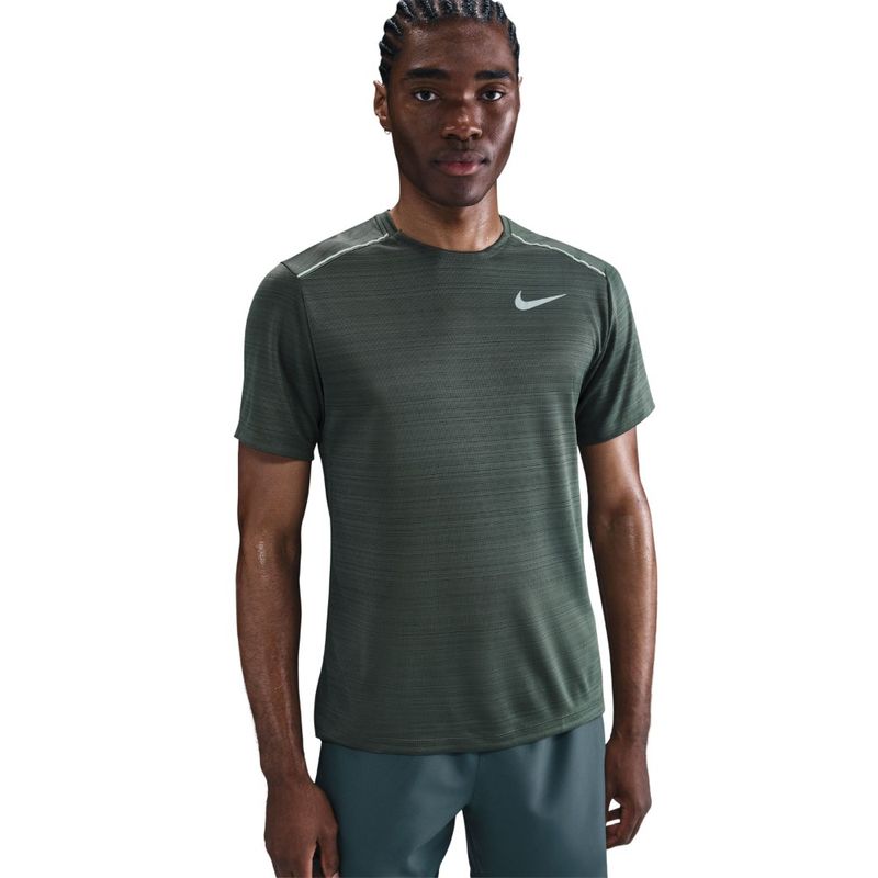 Camiseta-Manga-Corta-nike-para-hombre-M-Nk-Df-Miler-Top-Ss-para-correr-color-verde.-Reverso-Sobre-Modelo