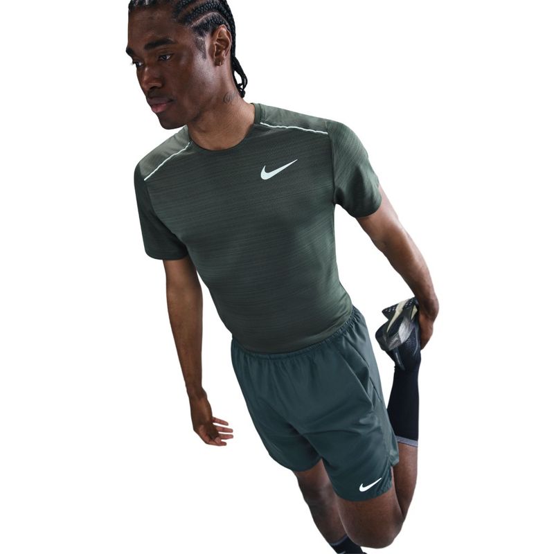 Camiseta-Manga-Corta-nike-para-hombre-M-Nk-Df-Miler-Top-Ss-para-correr-color-verde.-Detalle-1