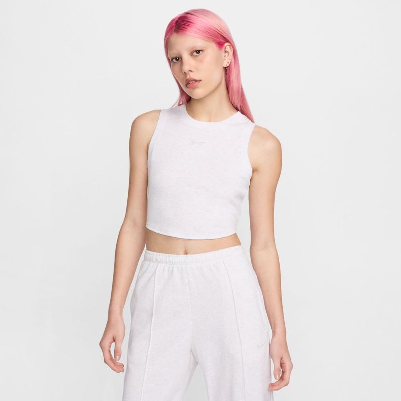 Camiseta-Manga-Sisa-nike-para-mujer-W-Nsw-Essntl-Rib-Crp-Tank-para-moda-color-negro.-Frente-Sobre-Modelo