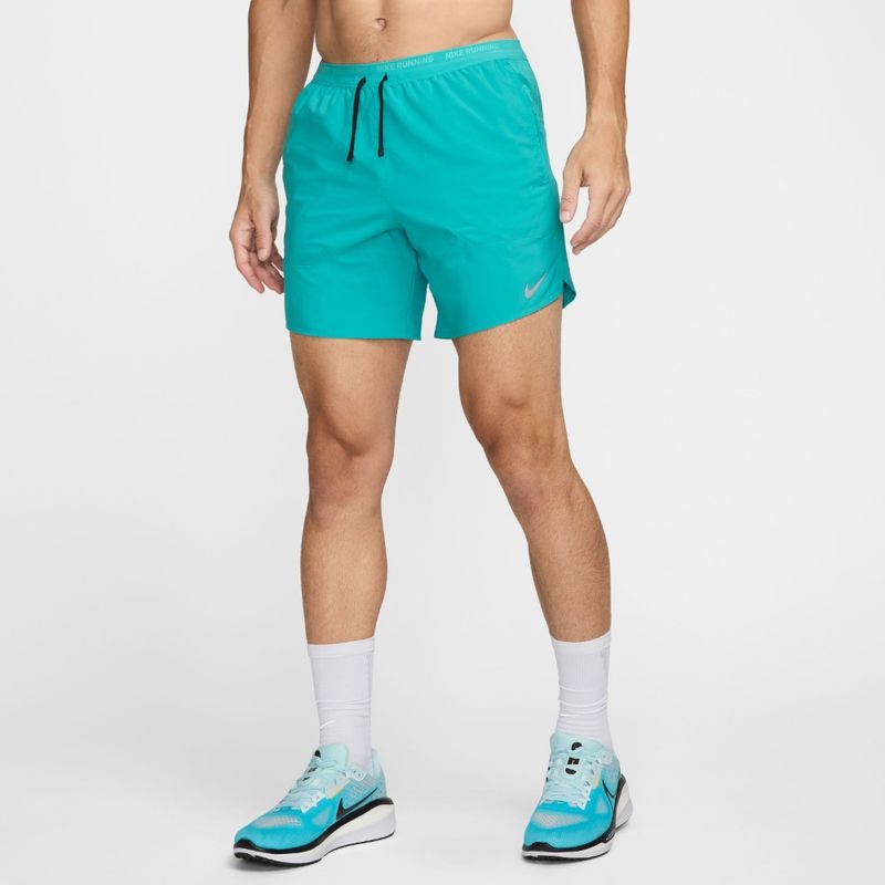 Pantaloneta-nike-para-hombre-M-Nk-Df-Stride-7In-Bf-Shrt-para-correr-color-verde.-Frente-Sobre-Modelo