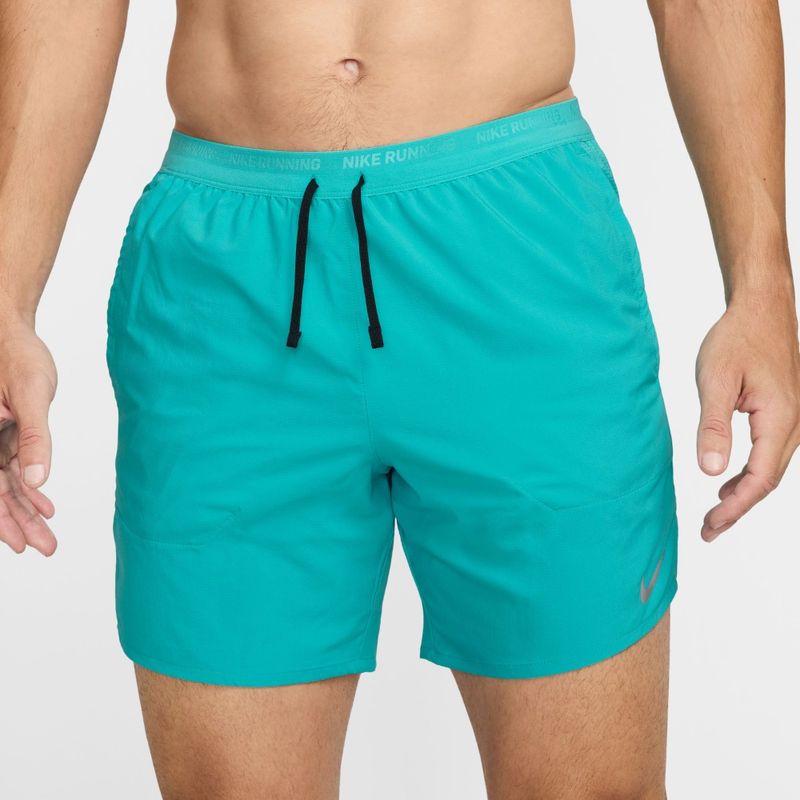 Pantaloneta-nike-para-hombre-M-Nk-Df-Stride-7In-Bf-Shrt-para-correr-color-verde.-Reverso-Sobre-Modelo