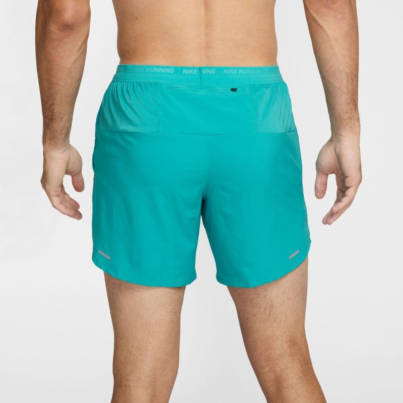 Pantaloneta-nike-para-hombre-M-Nk-Df-Stride-7In-Bf-Shrt-para-correr-color-verde.-Reverso-Sobre-Modelo