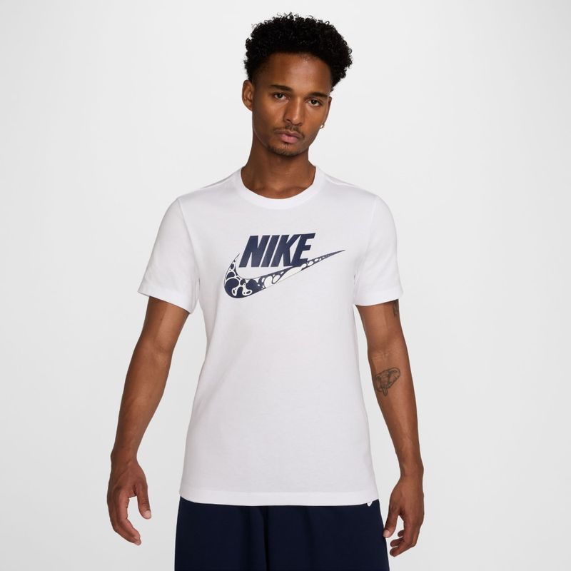 Camiseta-Manga-Corta-nike-para-hombre-M-Nsw-Tee-12Mo-Futura--Fs-para-moda-color-blanco.-Frente-Sobre-Modelo