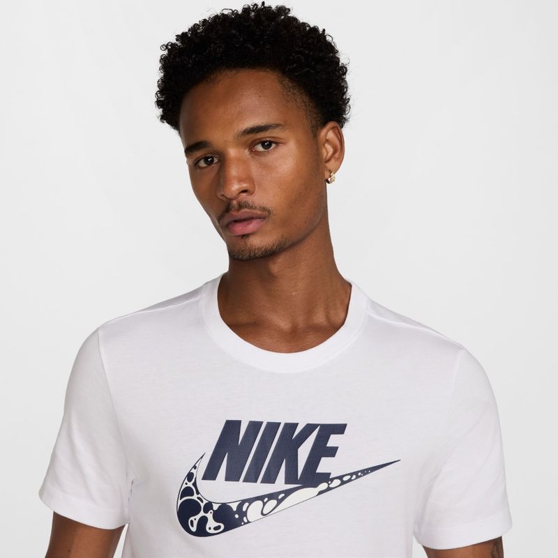 Camiseta-Manga-Corta-nike-para-hombre-M-Nsw-Tee-12Mo-Futura--Fs-para-moda-color-blanco.-Reverso-Sobre-Modelo