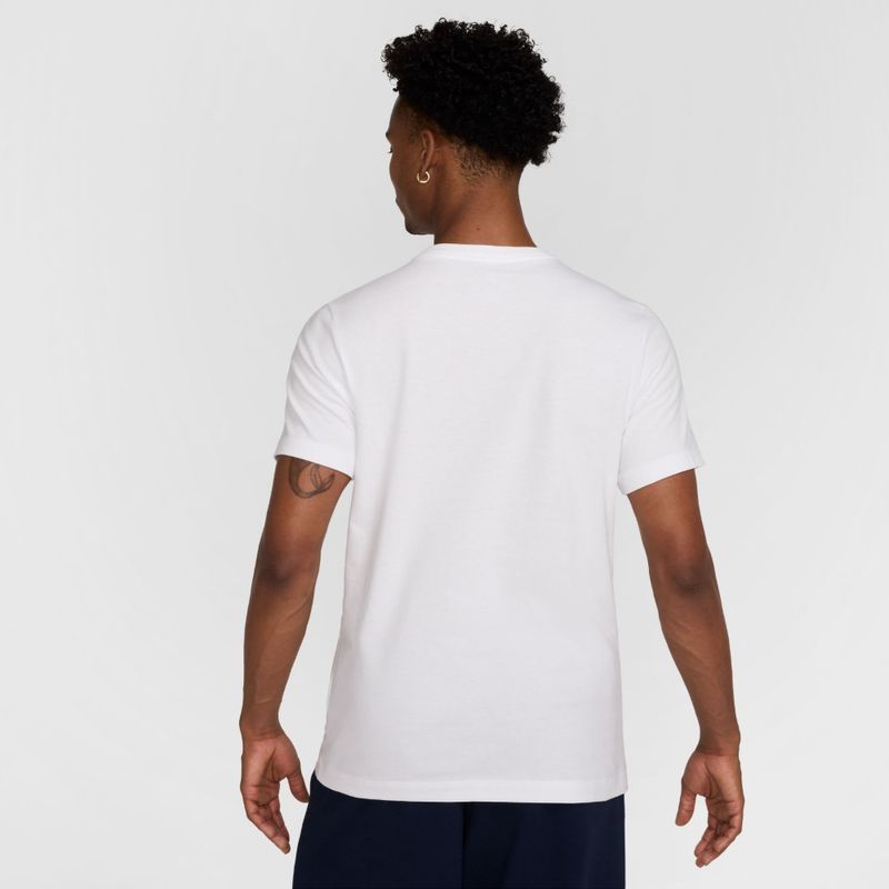 Camiseta-Manga-Corta-nike-para-hombre-M-Nsw-Tee-12Mo-Futura--Fs-para-moda-color-blanco.-Reverso-Sobre-Modelo