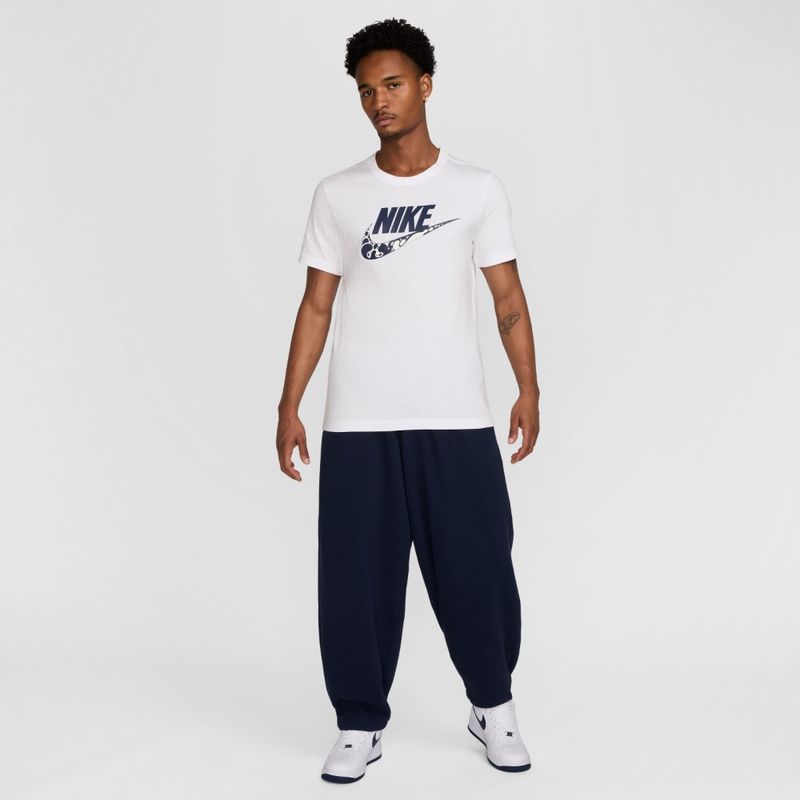 Camiseta-Manga-Corta-nike-para-hombre-M-Nsw-Tee-12Mo-Futura--Fs-para-moda-color-blanco.-Reverso-Sobre-Modelo-1