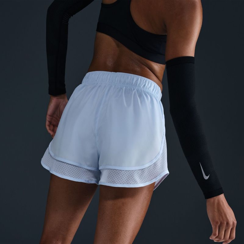 Pantaloneta-nike-para-mujer-W-Nk-Tempo-Nvlt-Df-Mr-3-Short-para-correr-color-azul.-Reverso-Sobre-Modelo