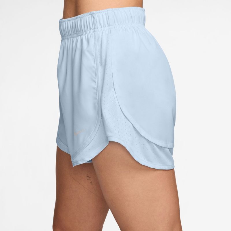 Pantaloneta-nike-para-mujer-W-Nk-Tempo-Nvlt-Df-Mr-3-Short-para-correr-color-azul.-Reverso-Sobre-Modelo