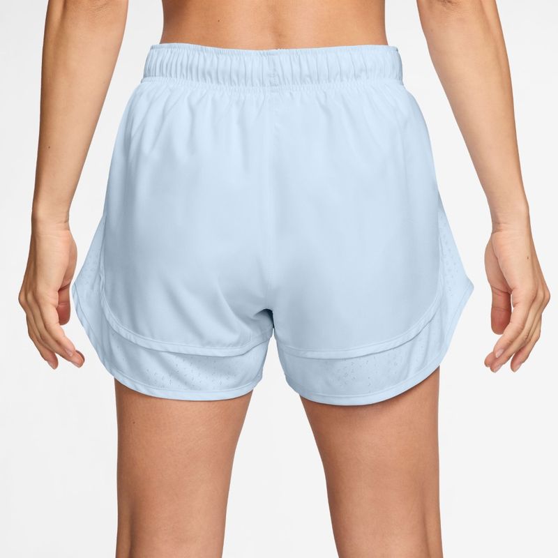 Pantaloneta-nike-para-mujer-W-Nk-Tempo-Nvlt-Df-Mr-3-Short-para-correr-color-azul.-Reverso-Sobre-Modelo