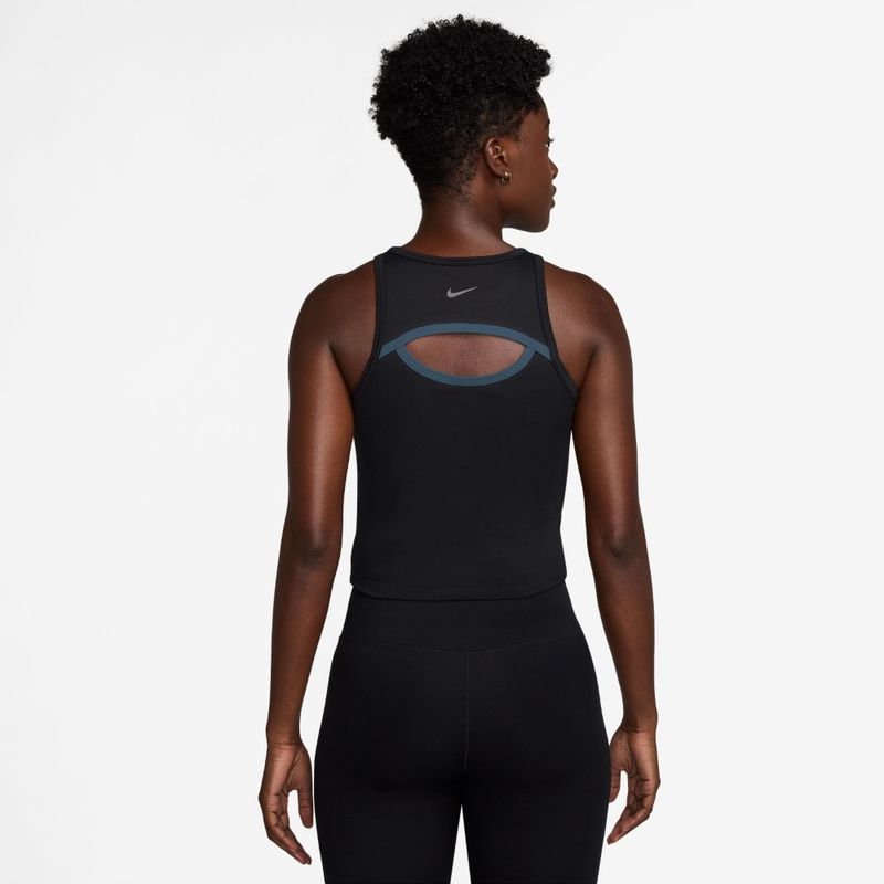 Camiseta-Manga-Sisa-nike-para-mujer-W-Nk-One-Fitted-Df-Tank-Sport-para-entrenamiento-color-negro.-Reverso-Sobre-Modelo