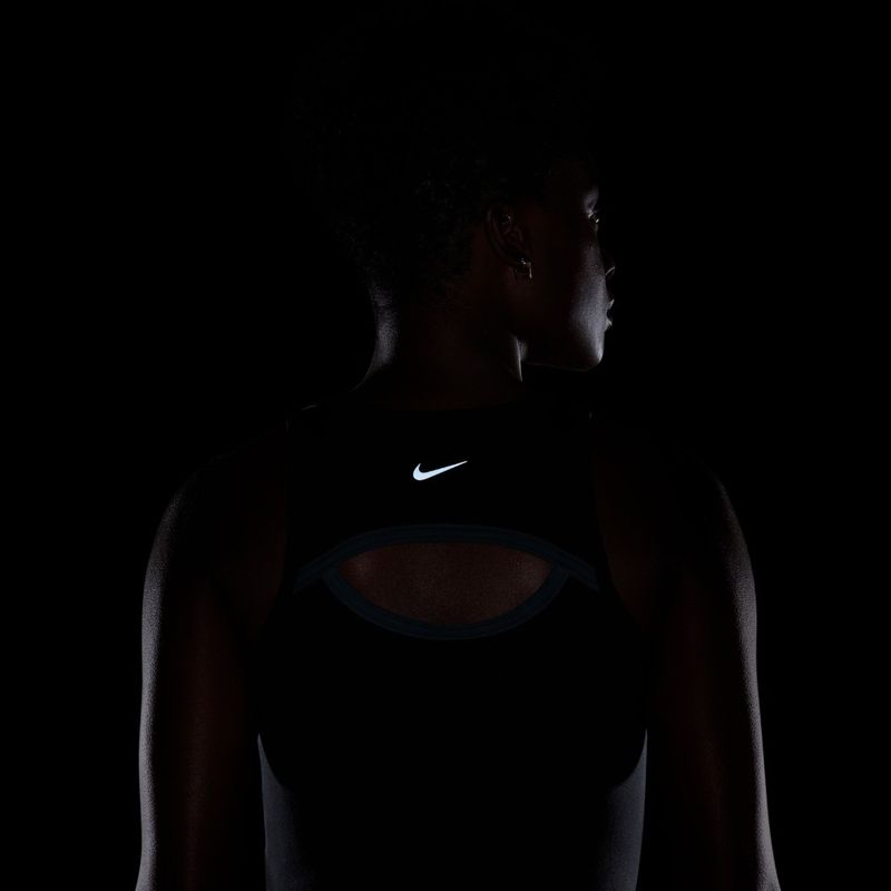 Camiseta-Manga-Sisa-nike-para-mujer-W-Nk-One-Fitted-Df-Tank-Sport-para-entrenamiento-color-negro.-Detalle-6