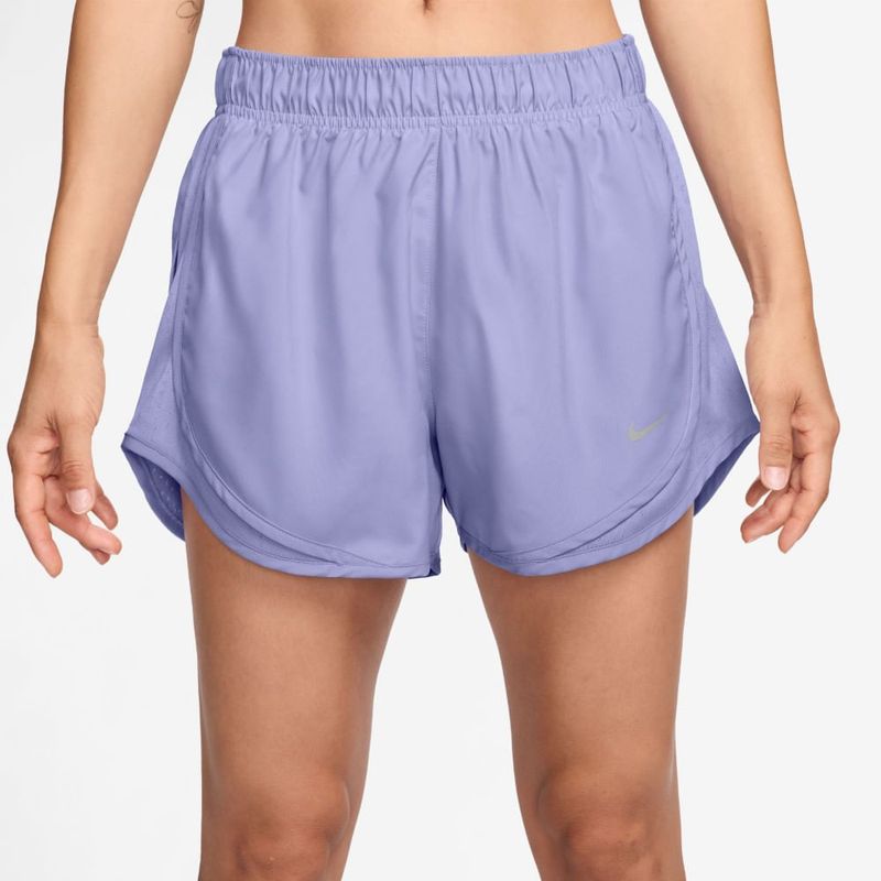 Pantaloneta-nike-para-mujer-W-Nk-Tempo-Nvlt-Df-Mr-3-Short-para-correr-color-morado.-Frente-Sobre-Modelo