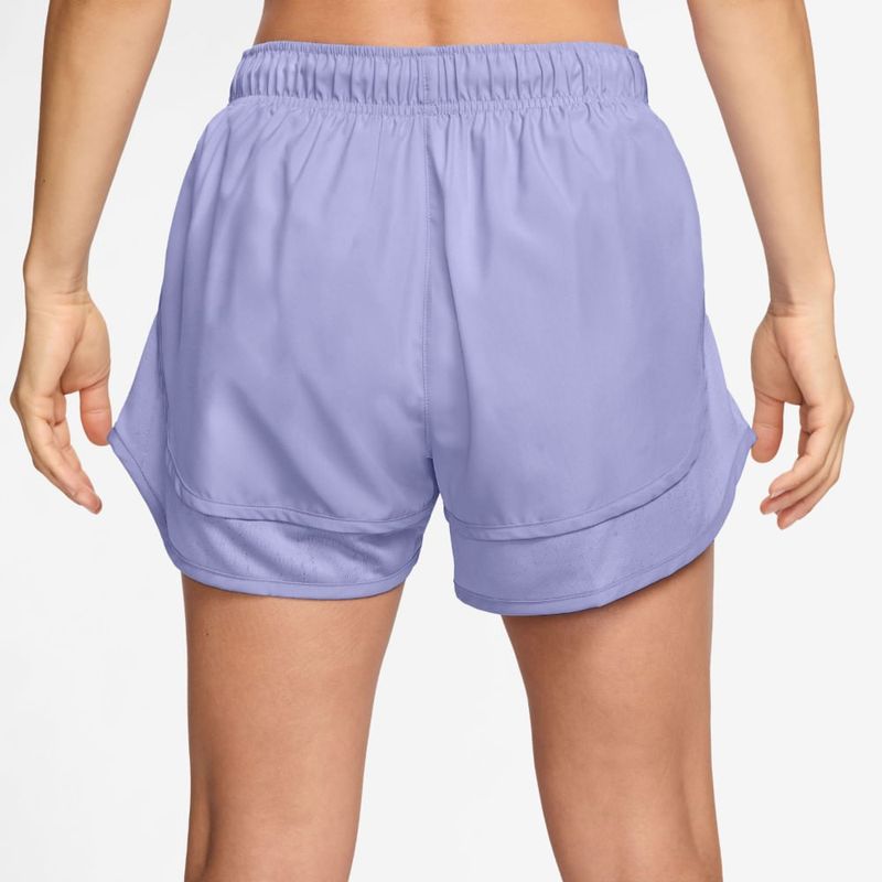 Pantaloneta-nike-para-mujer-W-Nk-Tempo-Nvlt-Df-Mr-3-Short-para-correr-color-morado.-Reverso-Sobre-Modelo