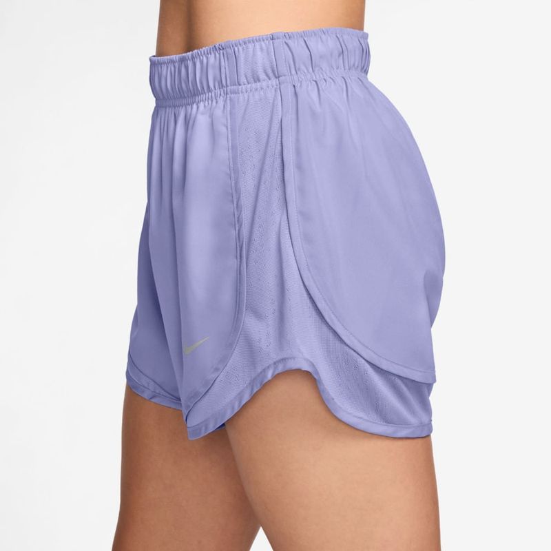 Pantaloneta-nike-para-mujer-W-Nk-Tempo-Nvlt-Df-Mr-3-Short-para-correr-color-morado.-Reverso-Sobre-Modelo