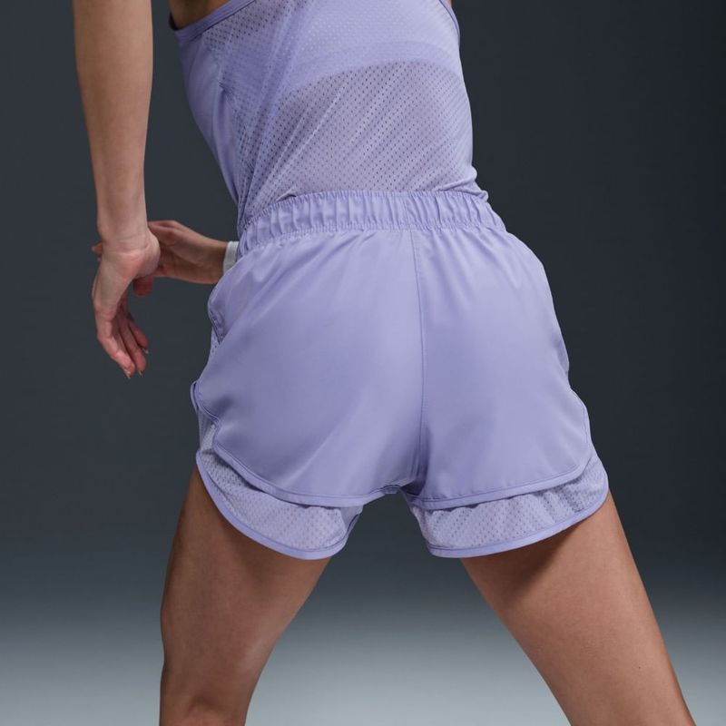 Pantaloneta-nike-para-mujer-W-Nk-Tempo-Nvlt-Df-Mr-3-Short-para-correr-color-morado.-Reverso-Sobre-Modelo
