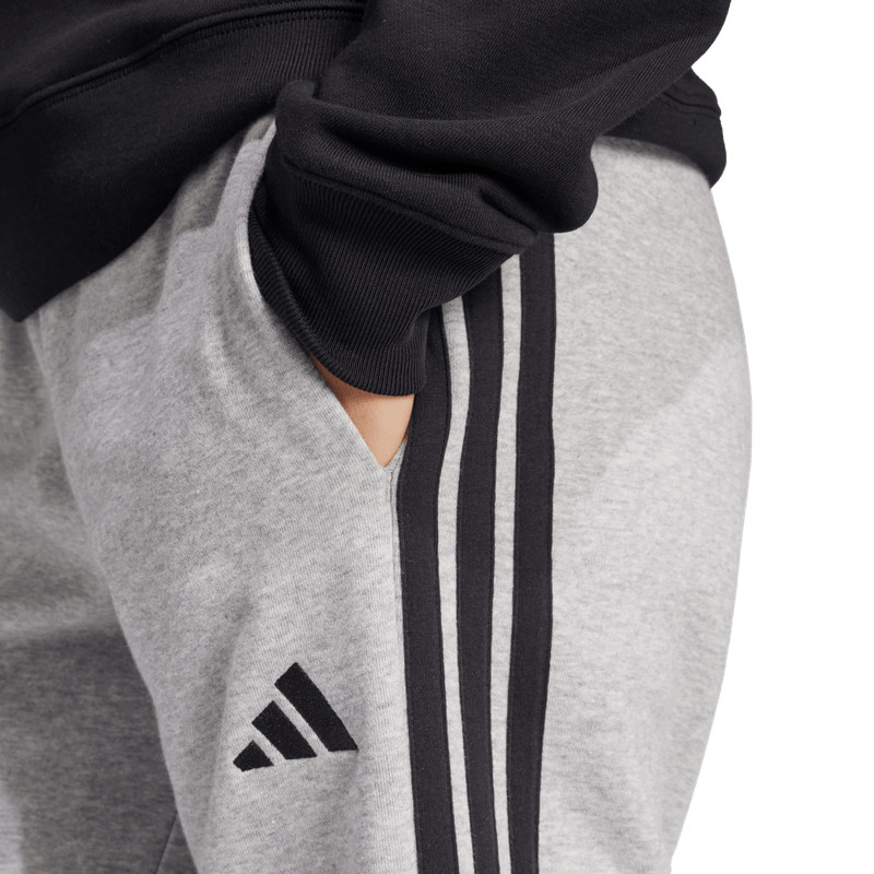 Pantalon-adidas-para-mujer-W-3S-Ft-Cf-Pt-para-moda-color-gris.-Detalle-Reflectivo-Modelo